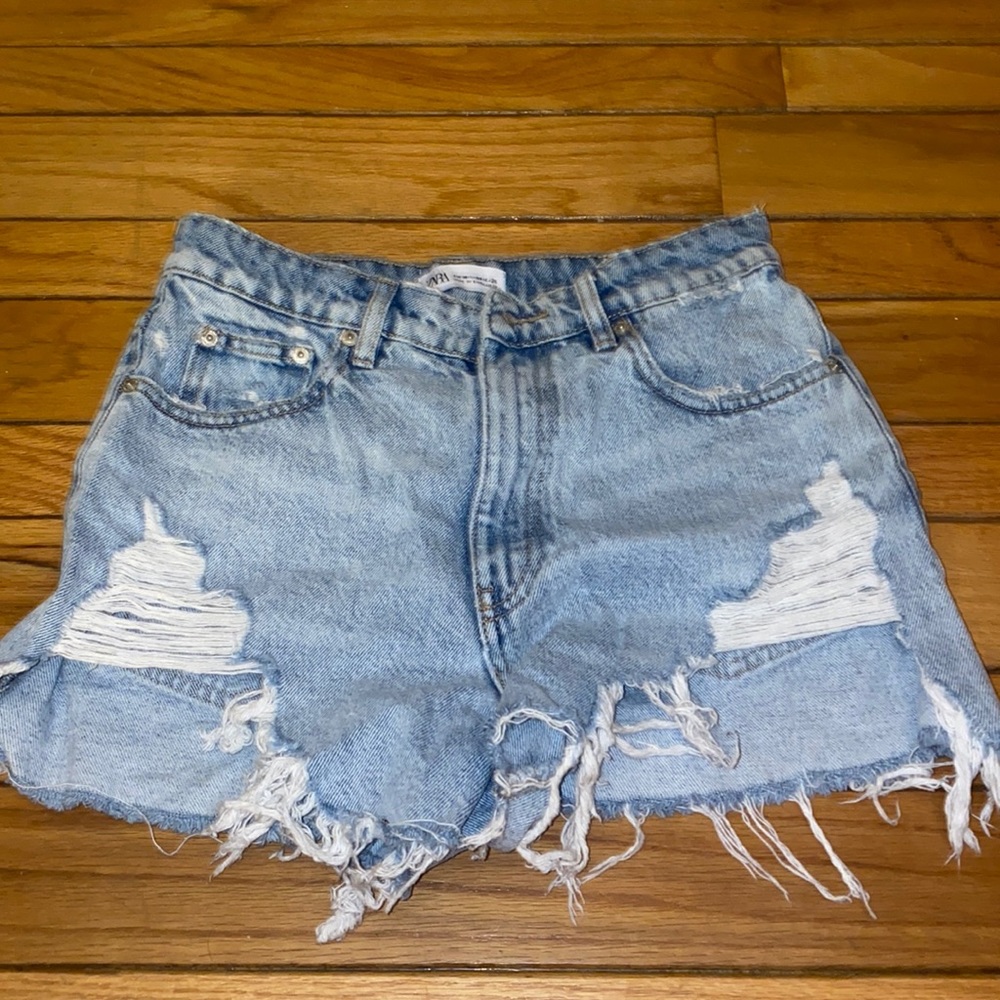 Never worn ZARAS ripped shorts US04